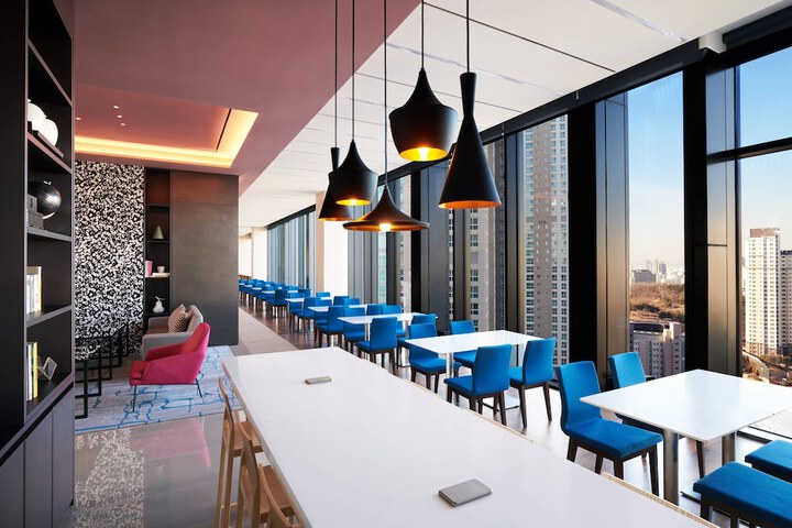Lounge 60 of 74
