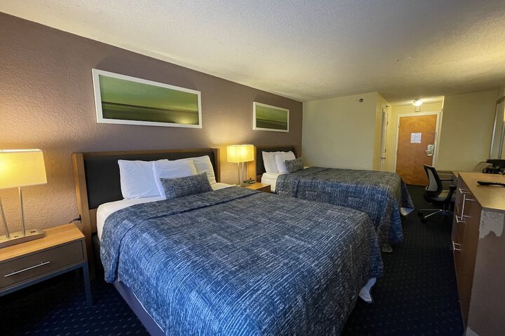 1 Queen Bed (7 of 15)