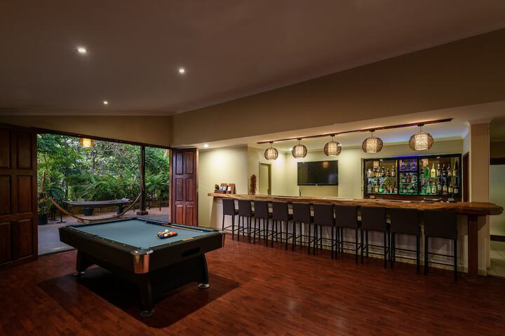 Lounge 55 of 68