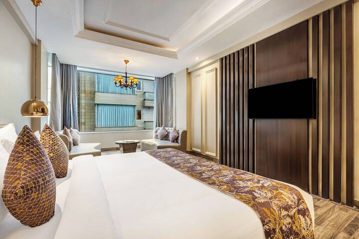 Room 35 of 102
