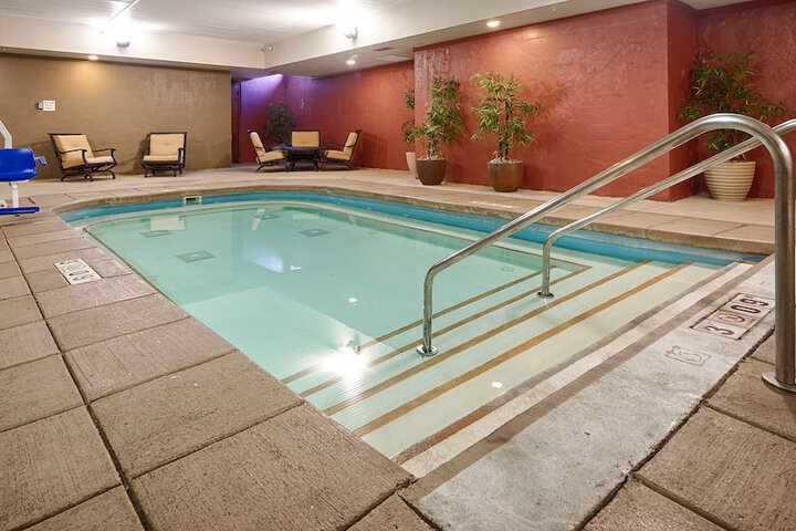 Indoor spa tub