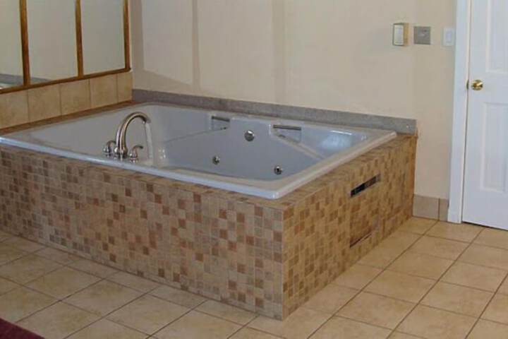 Deep soaking bathtub