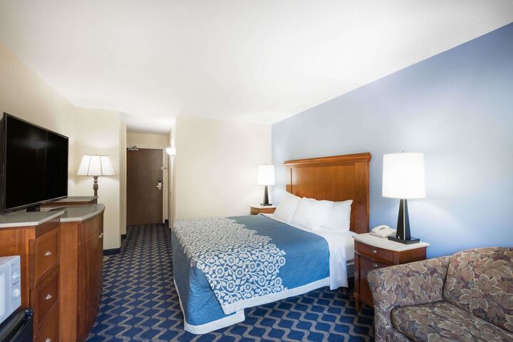 Deluxe King Bed (6 of 8)