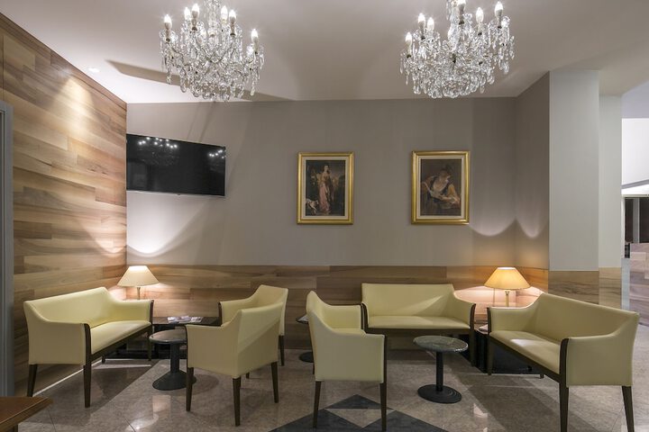 Lounge 41 of 45