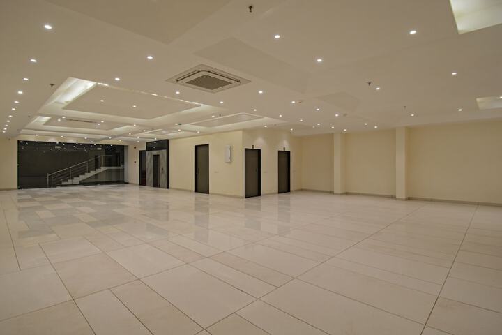 Ballroom/Hall 27 of 36