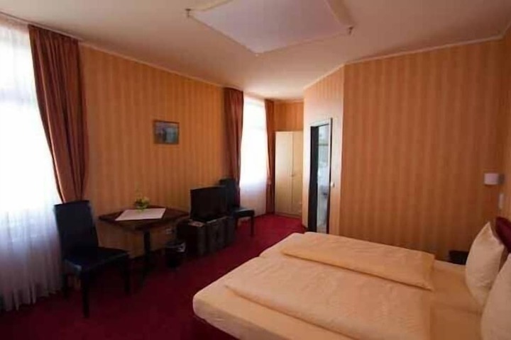Room 13 of 35