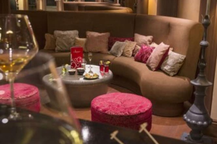 Lounge 43 of 49