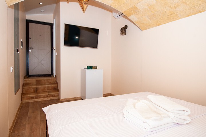 Room 6 of 96