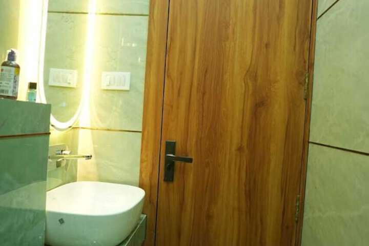 Room 25 of 28