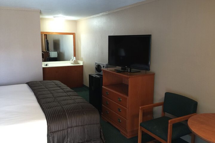 1 King Bed (2 of 5)