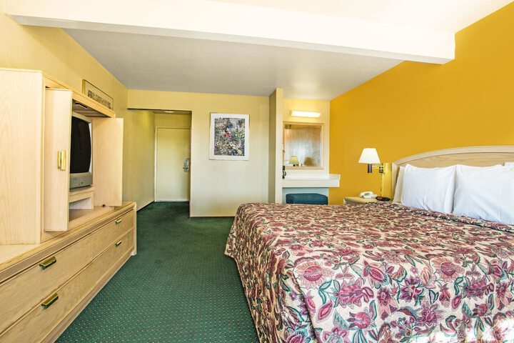 1 Queen Bed (4 of 12)