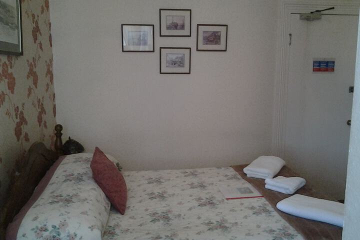 Room 9 of 37