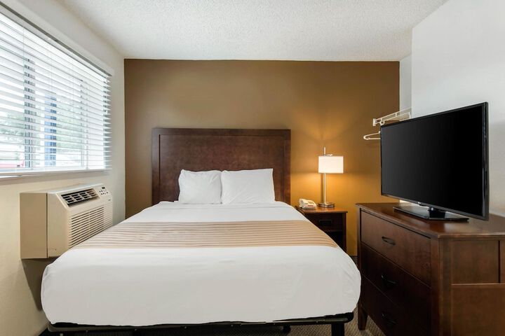 1 Queen Bed (7 of 15)