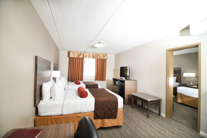 Accessible Suite King Bed Accessible Bathtub Microwave and Refrigerator WiFi Non S (3 of 39)