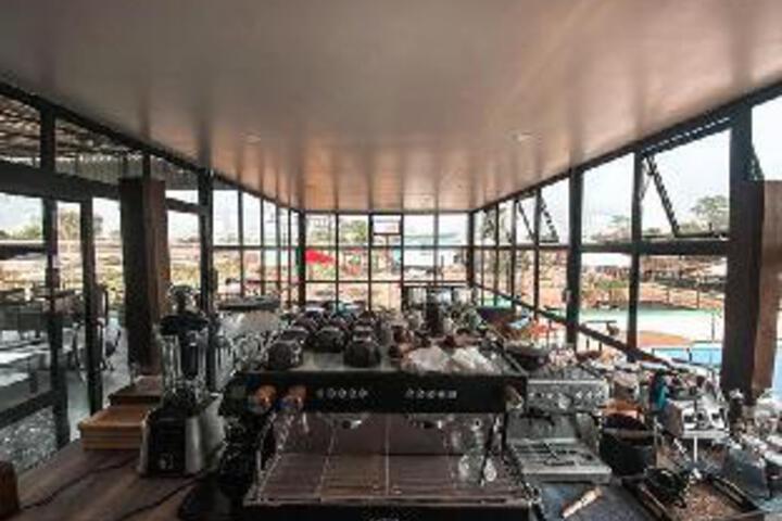 Lounge 6 of 22
