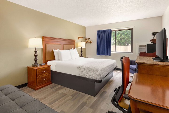 1 King Bed (3 of 11)