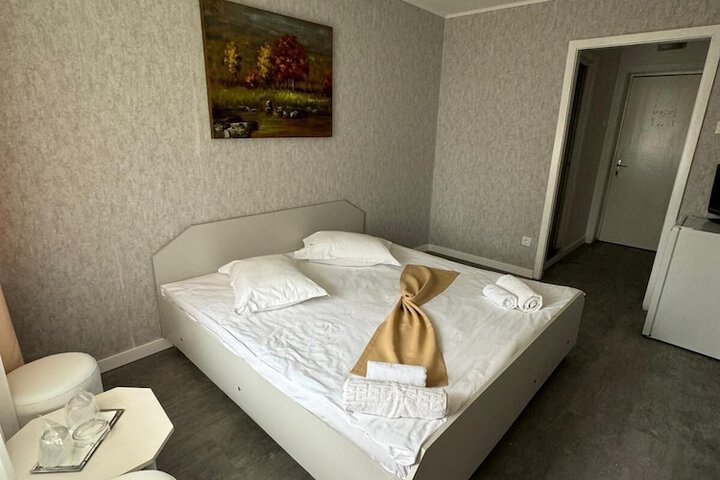 Room 4 of 9
