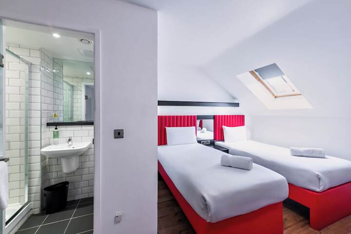 Room 32 of 100