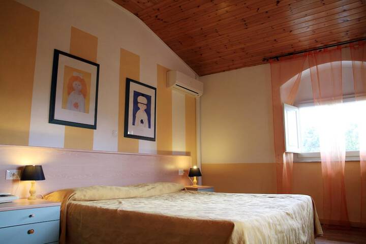 Room 9 of 22