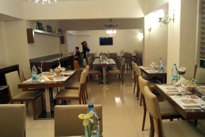 Dining 44 of 52