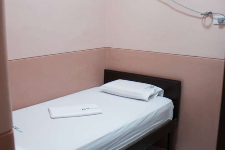 Room 13 of 32