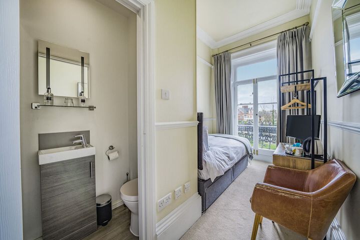 Room 10 of 38