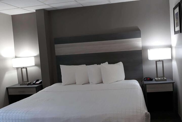1 King Bed (3 of 11)
