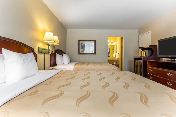 2 Queen Beds (2 of 8)