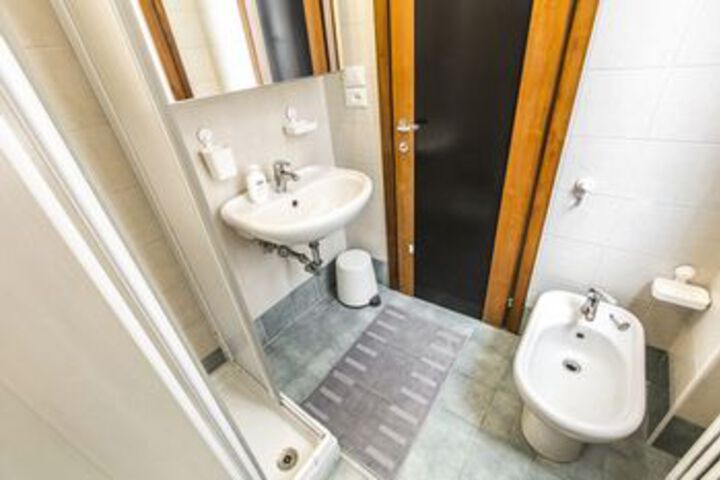 Room 2 of 10