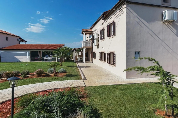 Stunning Home in Barban With Wifi and 6 Bedrooms