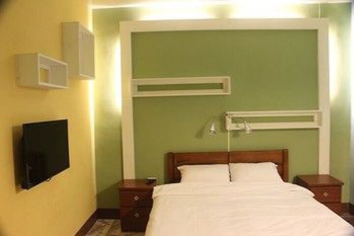 Room 10 of 33