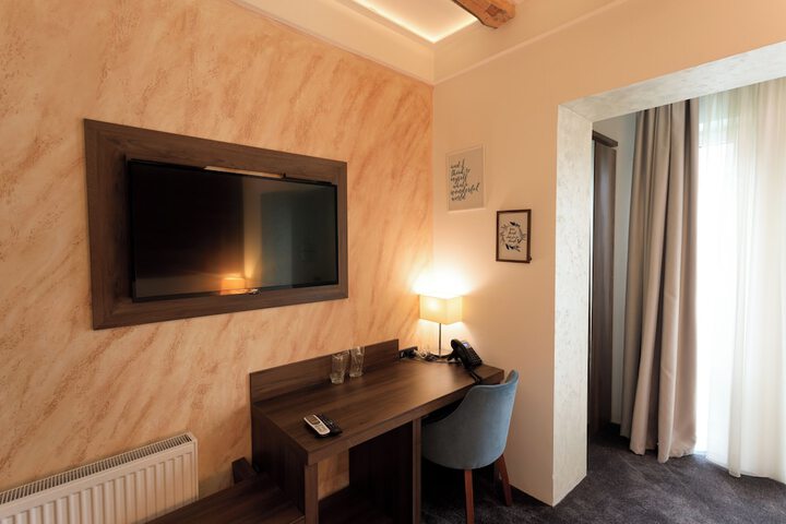 Room 8 of 10