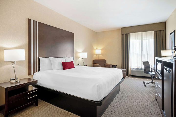 1 King Accessible Comm Assist Bathtub Microwave, Refrigerator WiFi Full Breakfast (3 of 13)