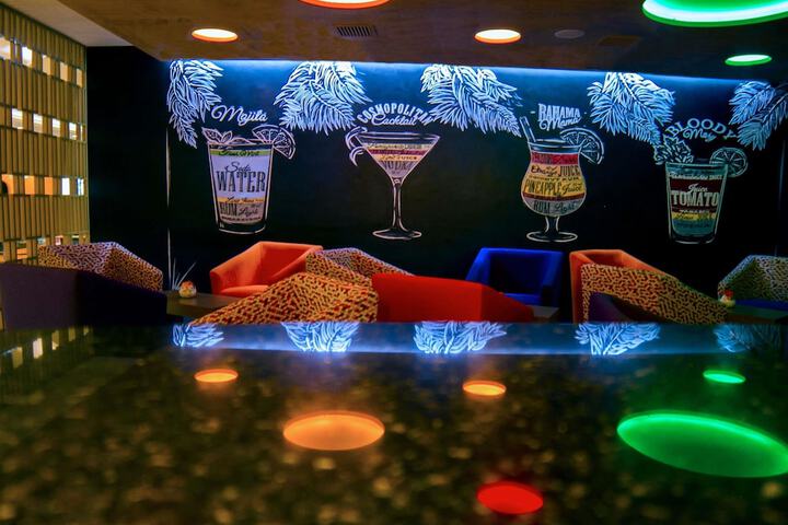 Lounge 84 of 98