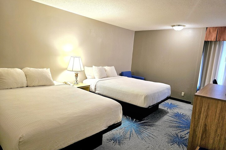 2 Queen Beds (2 of 9)