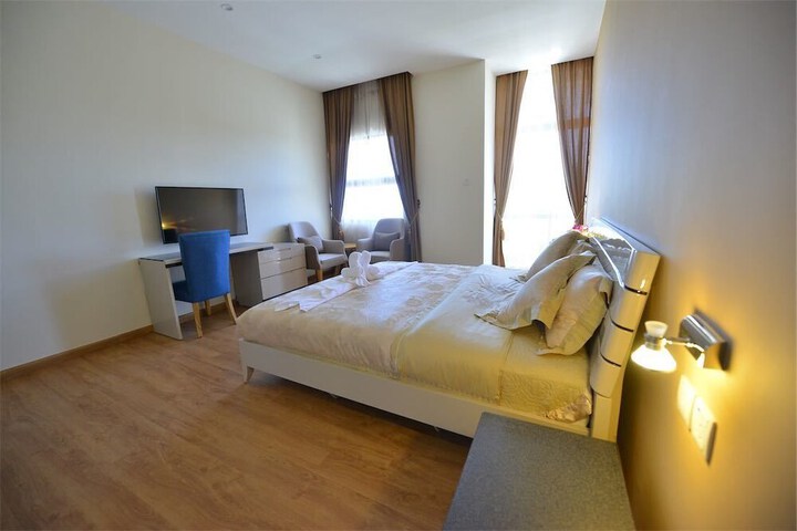 Room 12 of 76