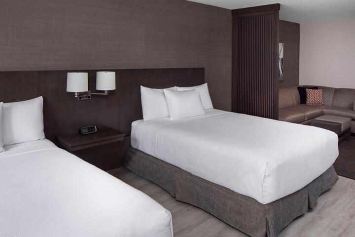 2 Queen Beds and Sofa (8 of 11)