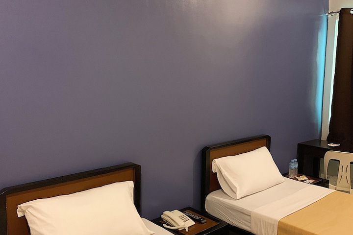 Apo Reef Travellers Hotel