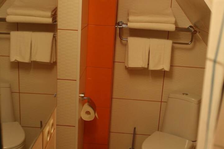 Room 7 of 16