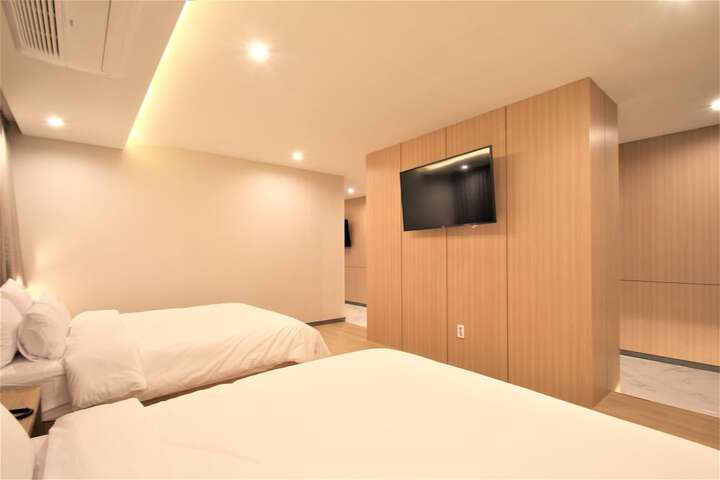 Room 11 of 110