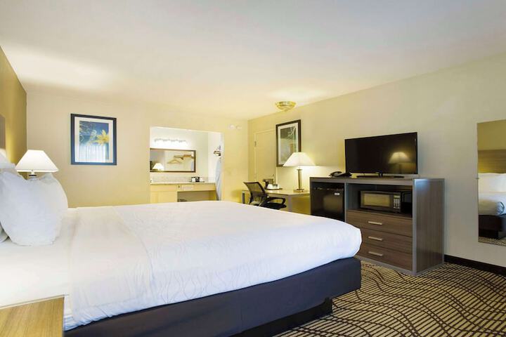 1 Queen Bed Desk Microwave and Refrigerator WiFi Full Breakfast (3 of 21)