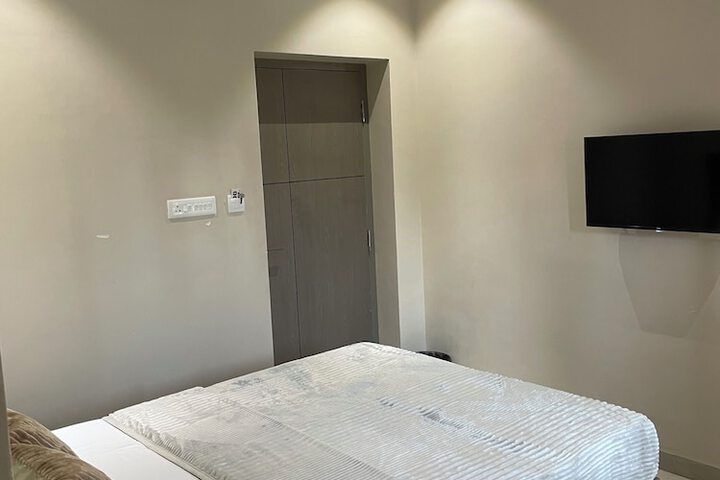 Room 13 of 37