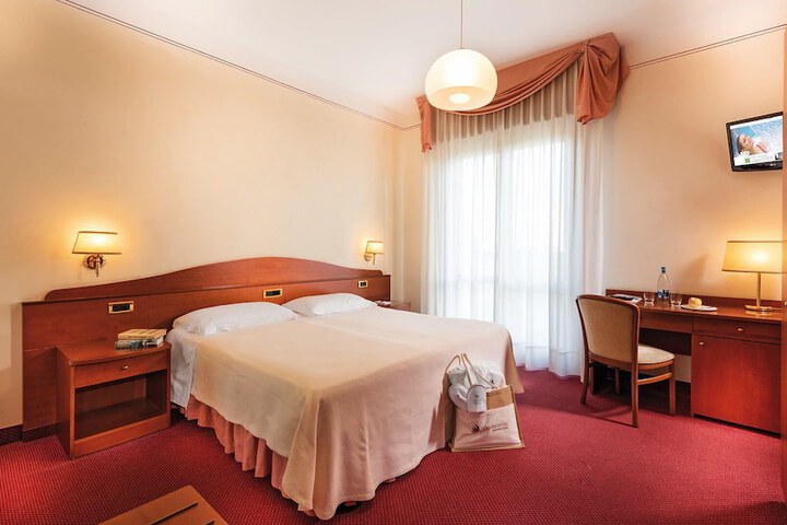 Room 4 of 68