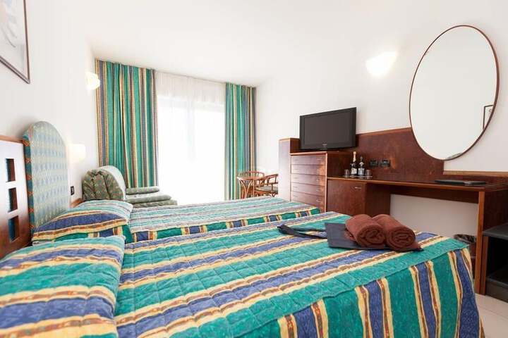 Room 10 of 104