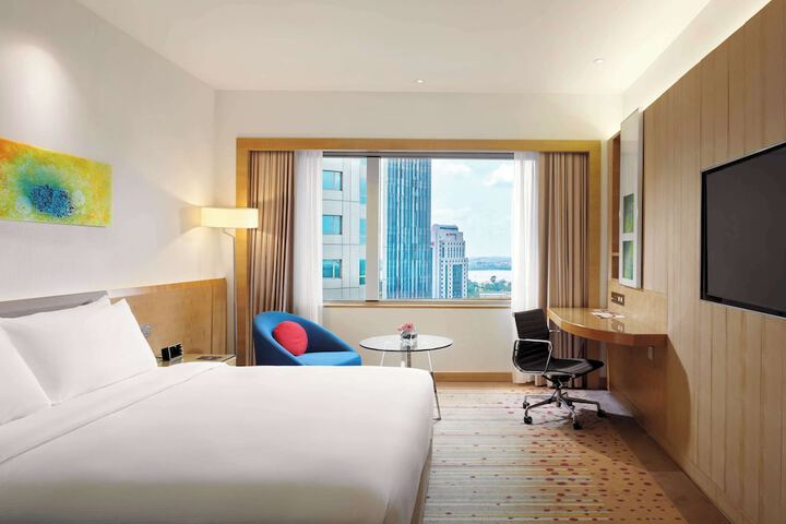 Room 21 of 102