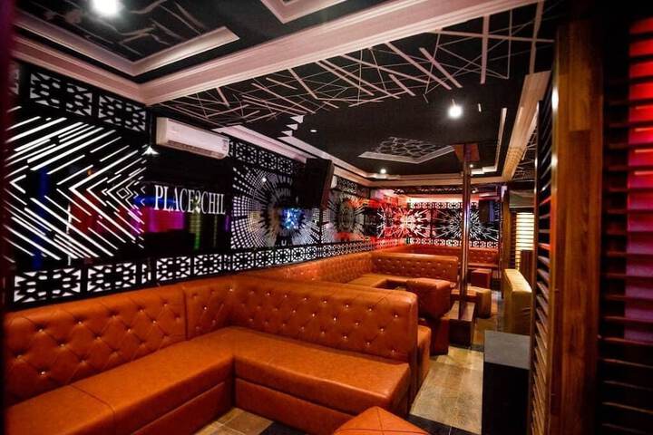 Lounge 11 of 13