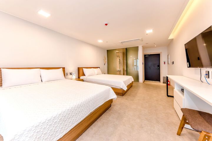 Room 10 of 173