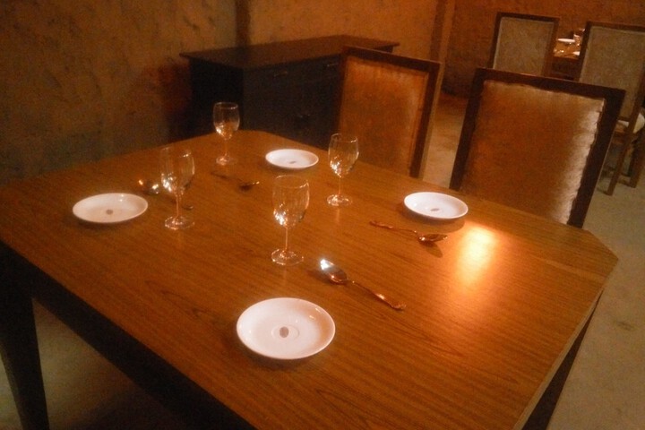 Dining 4 of 9