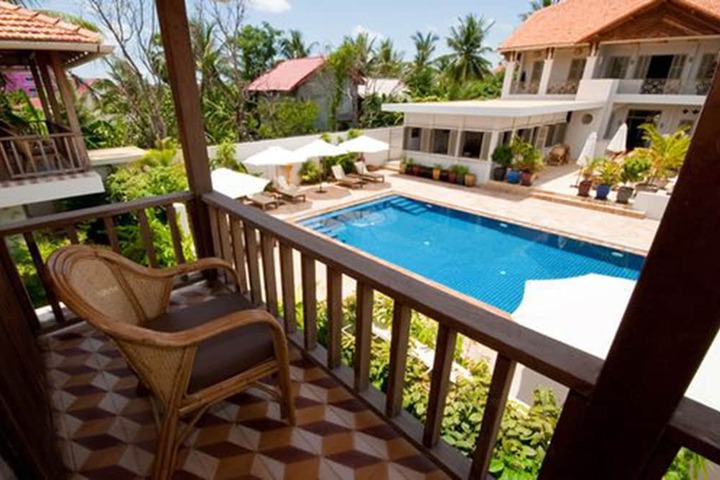 Hotel with Pool