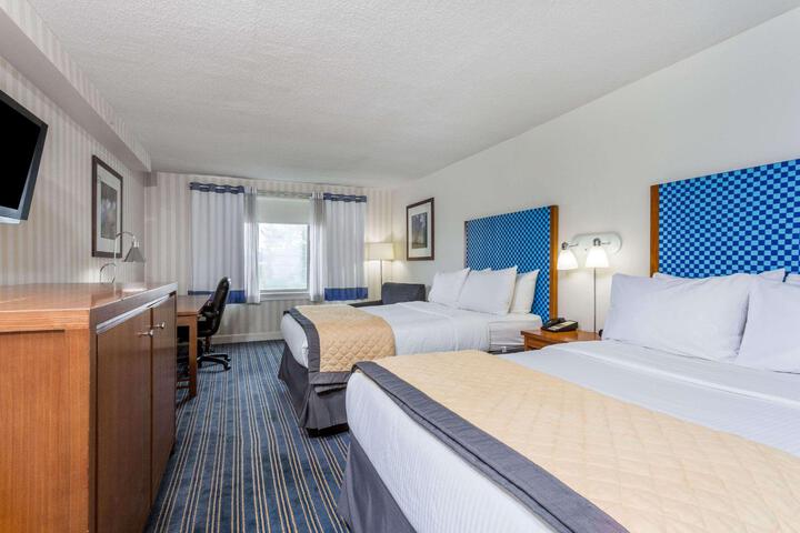 1 King Bed Accessible (8 of 8)